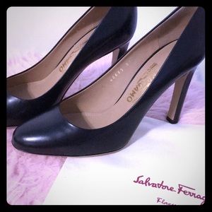 NEW SALVATORE FERRAGAMO Black Pumps